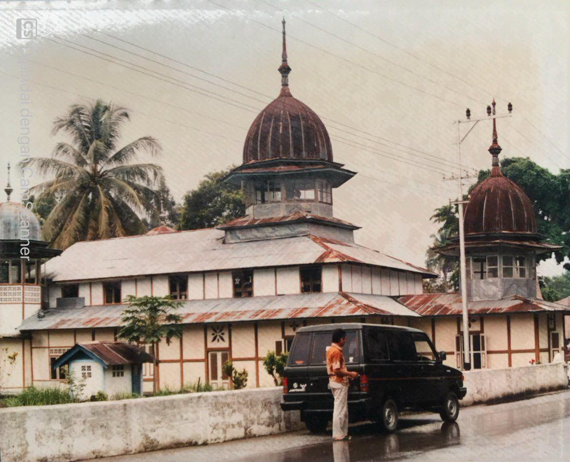 Masjid dan Makam: Jejak Spiritual Masyarakat Minang
